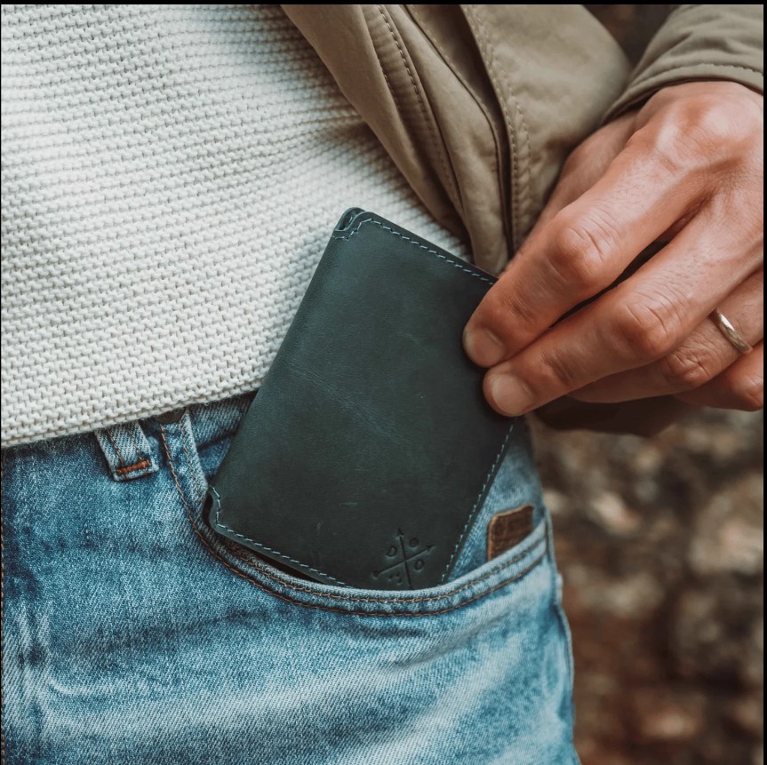 minimalist men’s wallet, pop-up wallet aluminum, Ridge Wallet alternative, RFID-blocking wallet, 2025 minimalist wallet, Double Oak Essentials wallet, slim smart wallet, EDC wallet men, AirTag-compatible wallet, compact men’s wallet